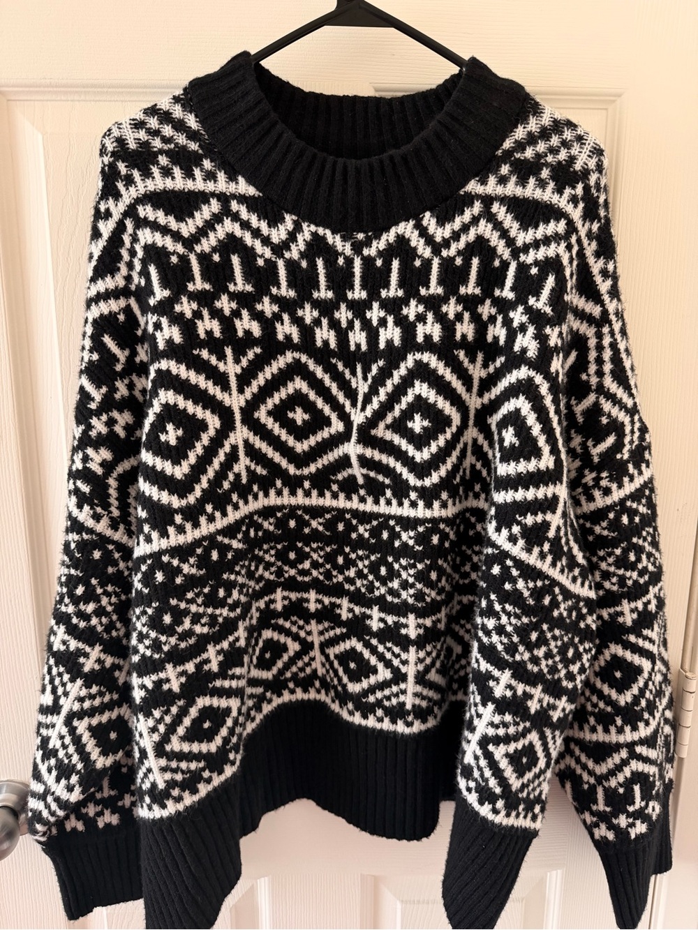 Old Navy Black & White Geometric Crew Sweater